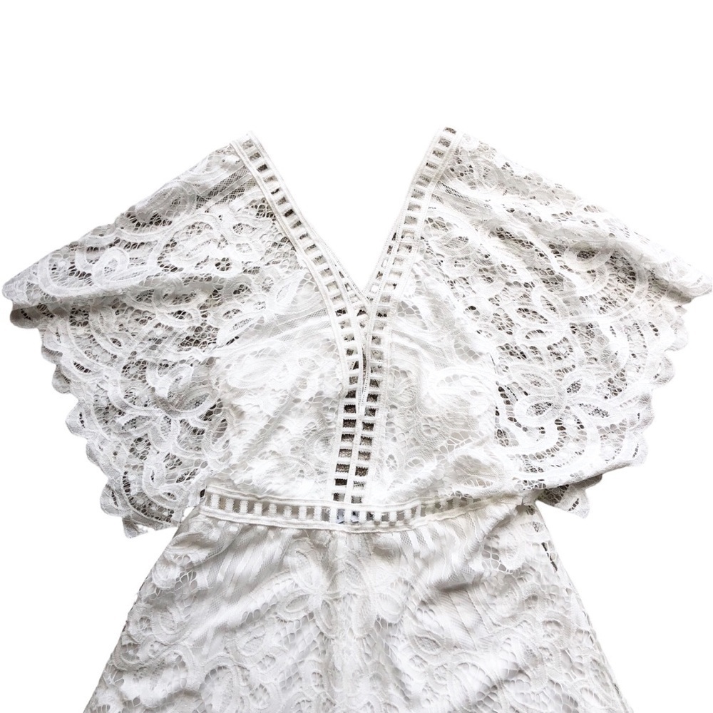 Lioness Romper V-Neck White Lace Flutter Sleeves Size Large NWT - Picture 3 of 9